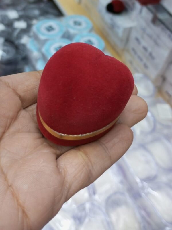 513214f3-ba77-4007-9d99-e2d63f4ee8e4 docena cofre corazon terciopelo rojo franja dorado