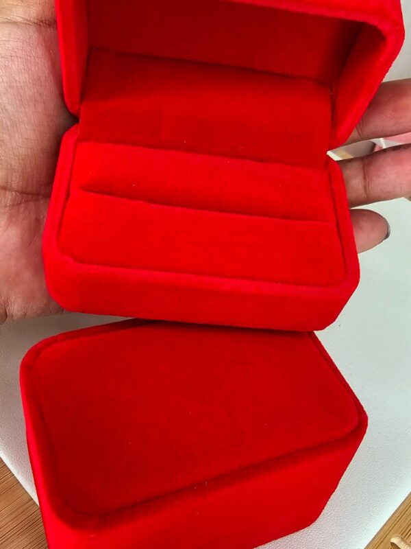 5f52c19c-1715-43a7-be76-1ad97ea2183c docena cofre arete o anillos doble terciopelo rojo