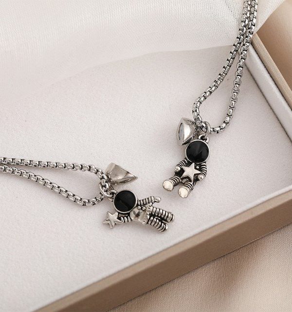 2025/02/1000480285.jpg collar astronauta plateado para pareja