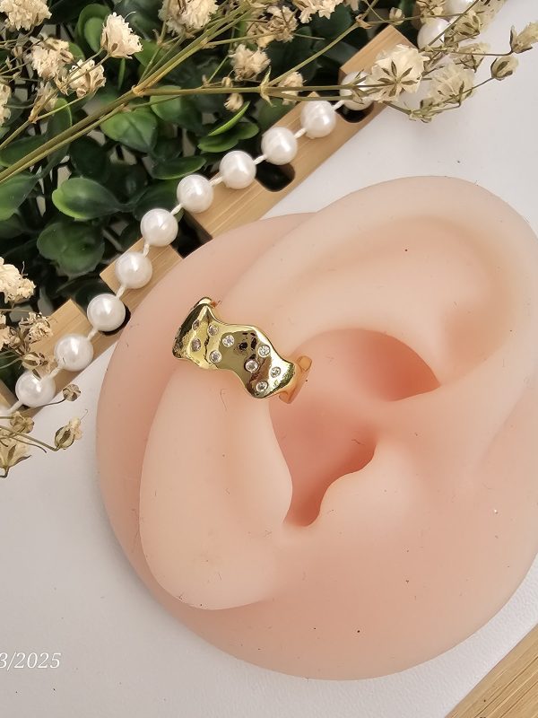 2025/03/1001013911-scaled.jpg earcuff curvas con circon dorado