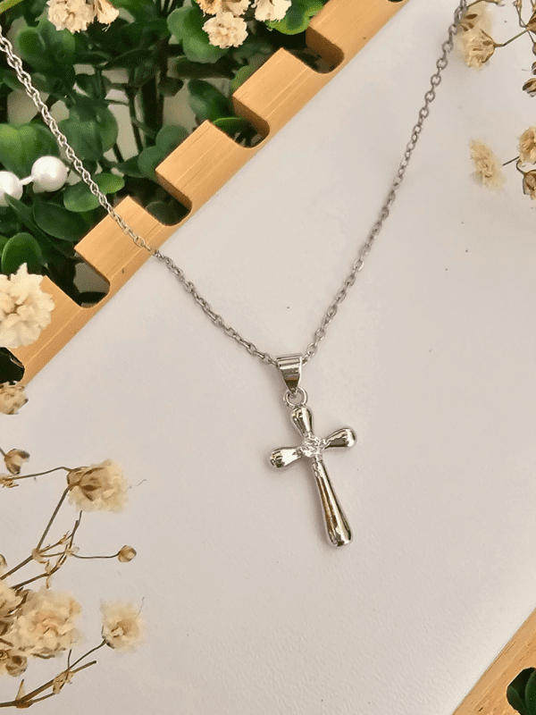 2025/03/1001017363.png collar cruz con circon en medio plateado