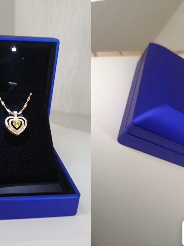 e9e8b3d2-56bd-40b2-a232-c40849b2db6f cofres con luz LED en ROJO y AZUL para juego de joyas 7*9cm