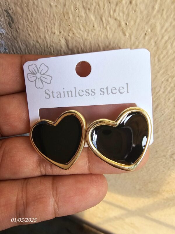 2025/05/1001174767-scaled.jpg arete corazon esmaltado chunky acero dorado