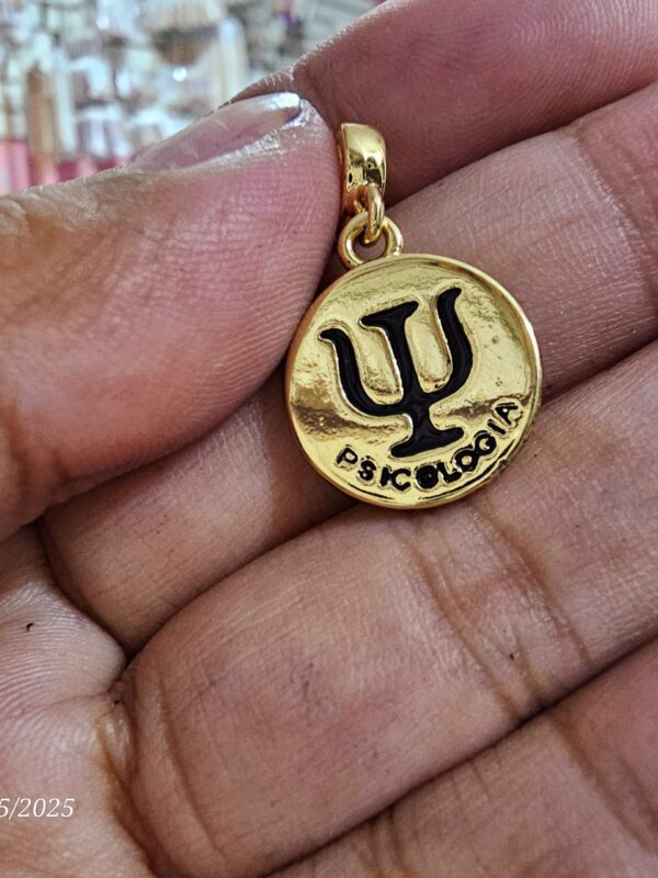 2025/05/1001178860-scaled.jpg dije charms psicología dorado