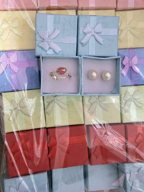 caja cuadrada para anillos o aretes, 4*4*2.5cm paquete surtido contiene 24 und