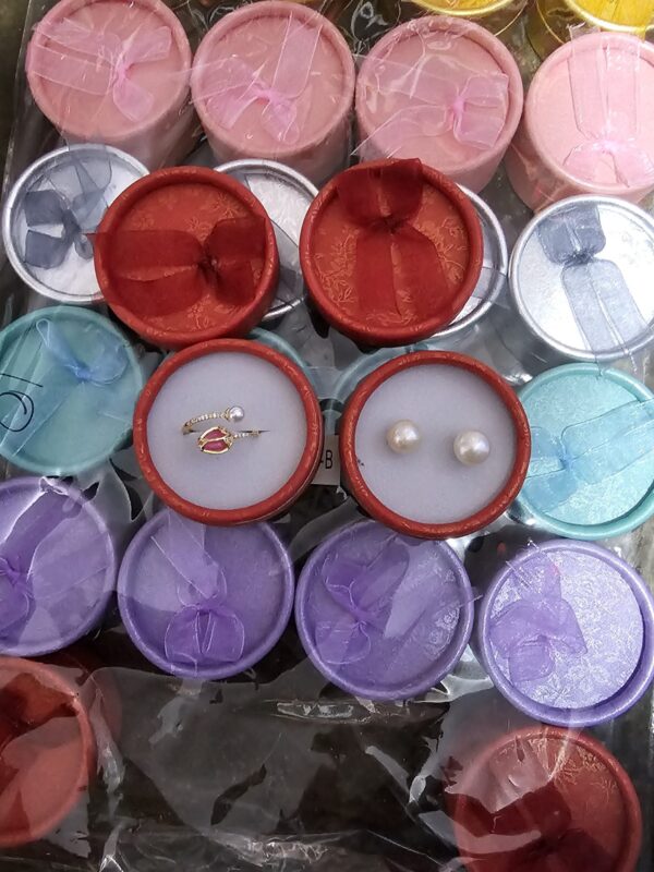 caja redonda para anillos o aretes, 5.5*3.5cm aprox paquete surtido contiene 24 und