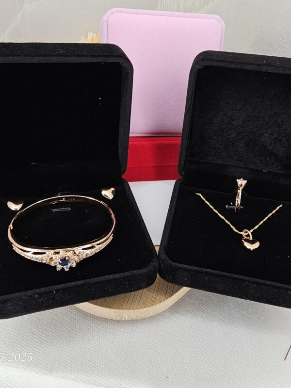 2025/05/1001229282-scaled.jpg cofre cuadrado 9*9*4cm en negro, rojo, lila bebé para set arete collar o pulseras