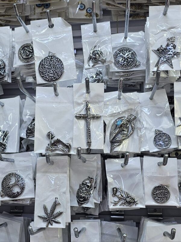 2025/05/1001243652-scaled.jpg collar caballero acero plateado dorado