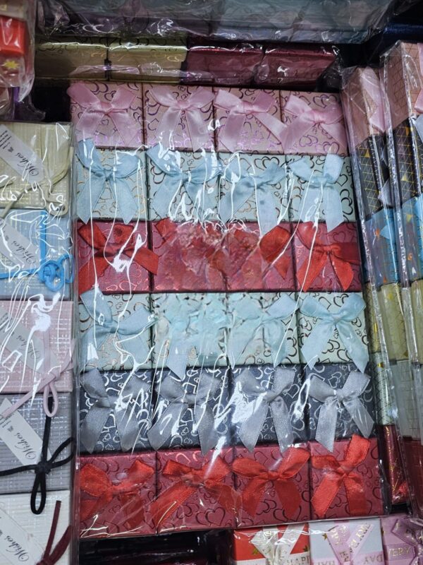 2025/05/20250519_190510-scaled.jpg caja cuadrada para anillos o aretes, 4x4x2.5cm paquete surtido contiene 24und