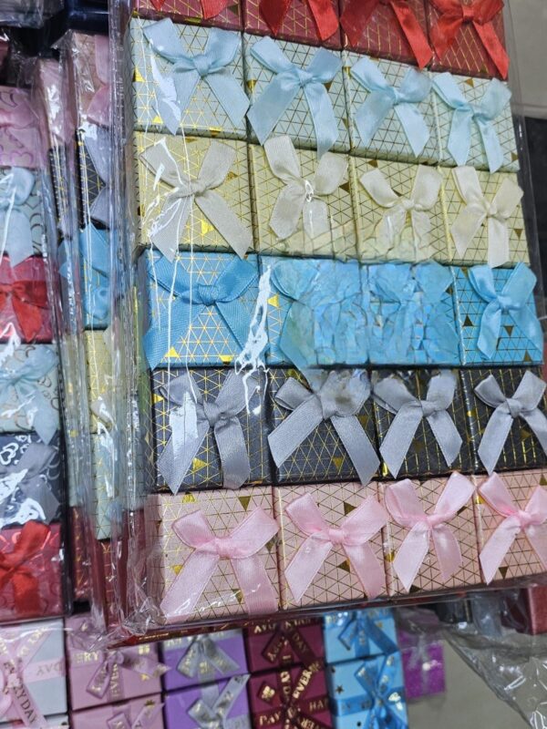 2025/05/20250519_190511-scaled.jpg caja cuadrada para anillos o aretes, 4x4x2.5cm paquete surtido contiene 24und