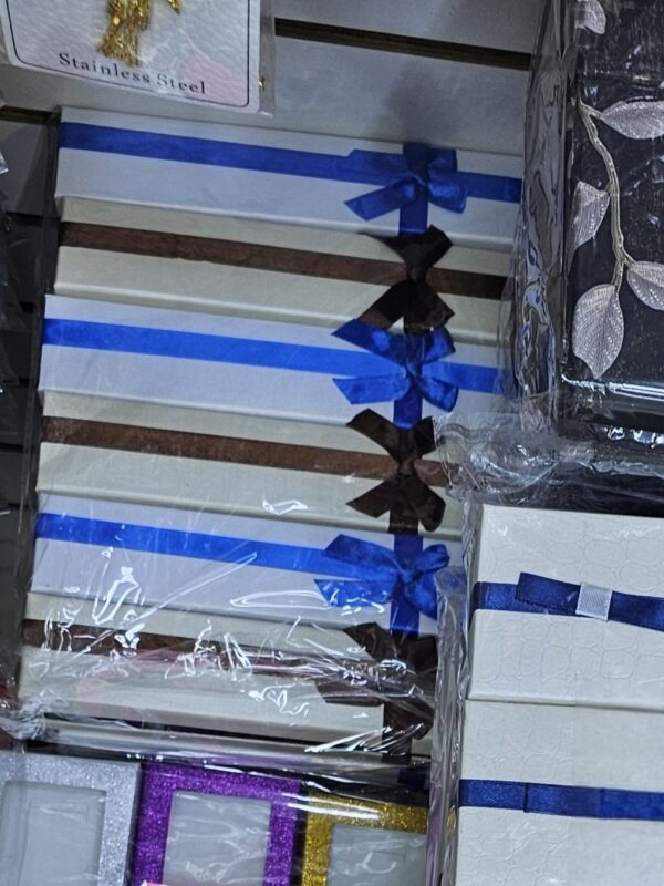 2025/05/20250519_190522.jpg caja para pulsera o reloj paquete surtido contiene 12und