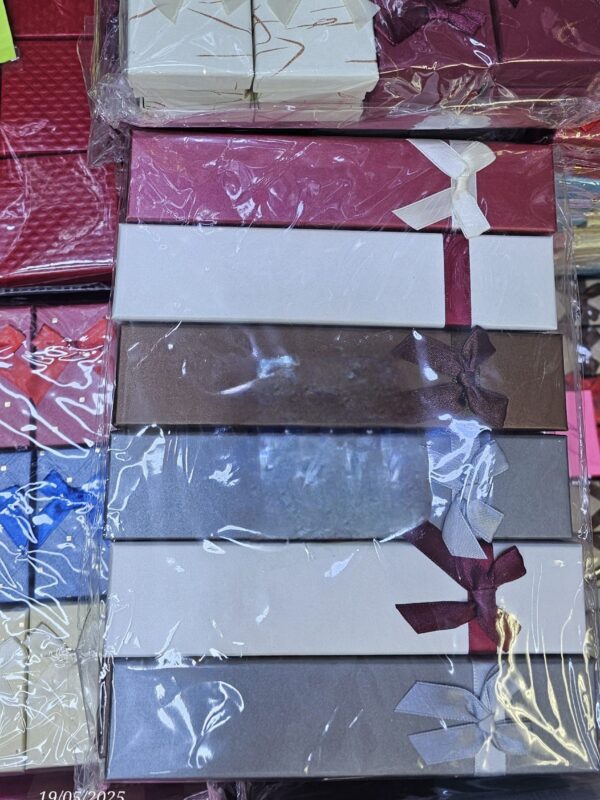 2025/05/20250519_190526-scaled.jpg caja para pulsera o reloj paquete surtido contiene 12und