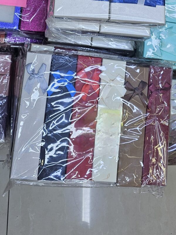 2025/05/20250521_005700.jpg caja para pulsera o reloj paquete surtido contiene 12und