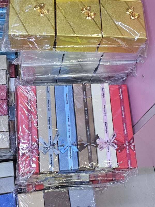 2025/05/20250521_012120.jpg caja para pulsera o reloj paquete surtido contiene 12und