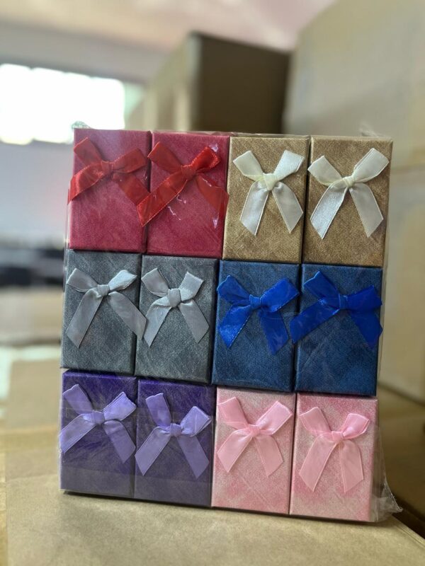 26acbe0f-b239-4c1a-8257-4cb1b7a21d26 caja rectangular para set aretes collar anillos, 8*5*2.5cm paquete surtido contiene 24und