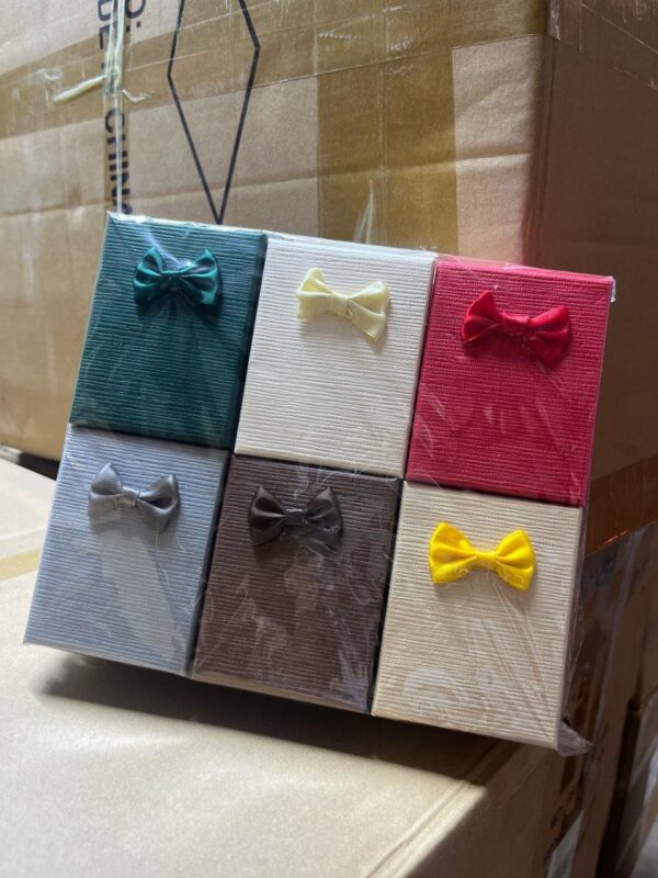 2025/05/IMG-20250421-WA0087.jpg caja rectangular para set aretes collar anillos, 9*7*3cm paquete surtido contiene 12und