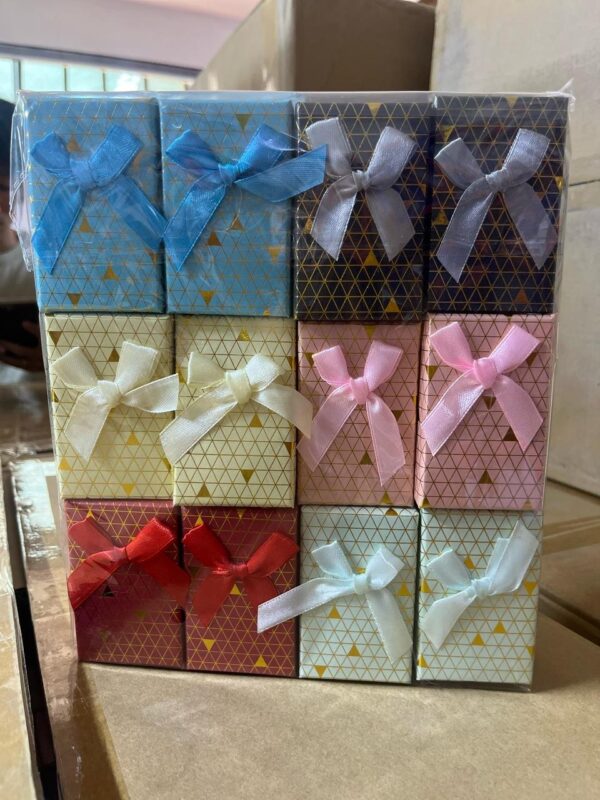 2025/05/IMG-20250421-WA0094.jpg caja rectangular para set aretes collar anillos, 8*5*2.5cm paquete surtido contiene 24und