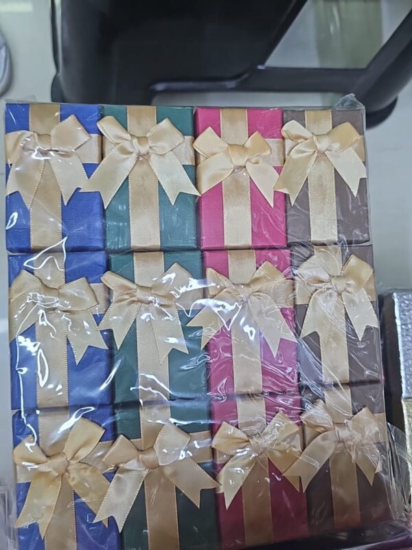 caja rectangular para set aretes collar anillos, 8*5*2.5cm paquete surtido contiene 24und