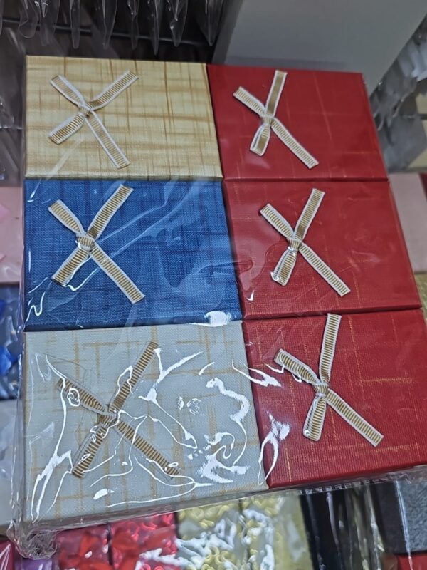 WhatsApp Image 2025-05-19 at 7.02.43 PM caja rectangular para set aretes collar anillos,paquete surtido contiene 12 und