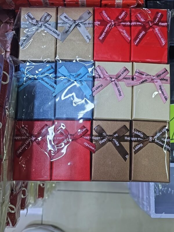 WhatsApp Image 2025-05-19 at 7.02.53 PM caja rectangular para set aretes collar anillos, 8*5*2.5cm paquete surtido contiene 24und