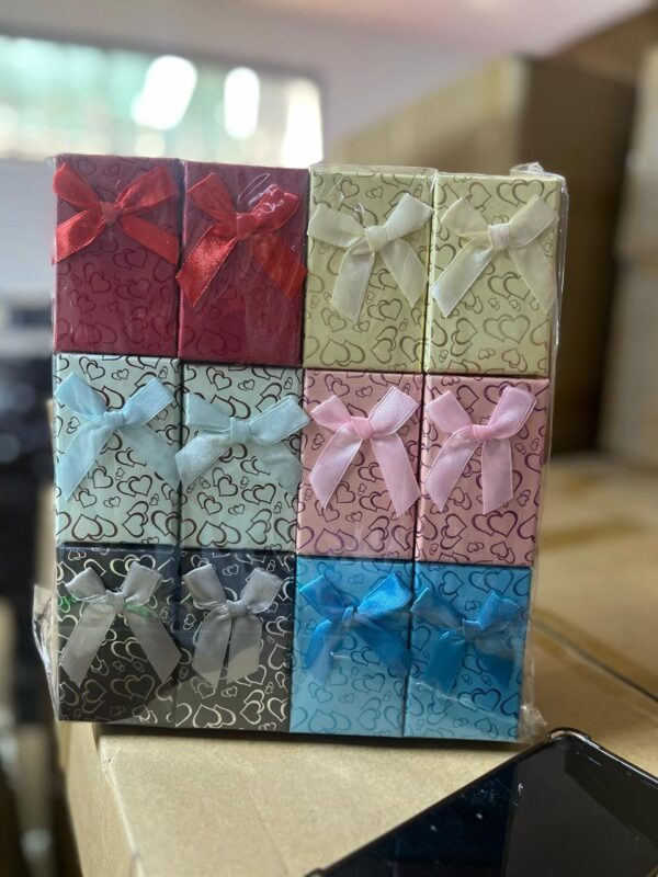 c899fb52-ac23-4a46-b75a-bbcbf7795f6f caja rectangular para set aretes collar anillos, 8*5*2.5cm paquete surtido contiene 24und