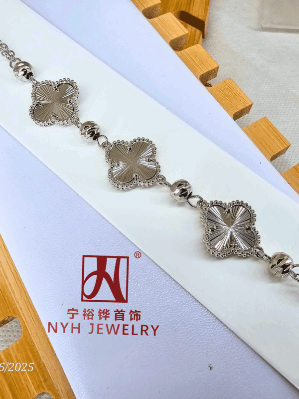 2025/06/1001341056.png pulsera tipo van cleef NYH delicate acero plateado