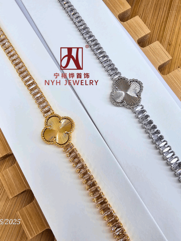 2025/06/1001341324.png pulsera tipo van cleef NYH delicate acero plateado y dorado
