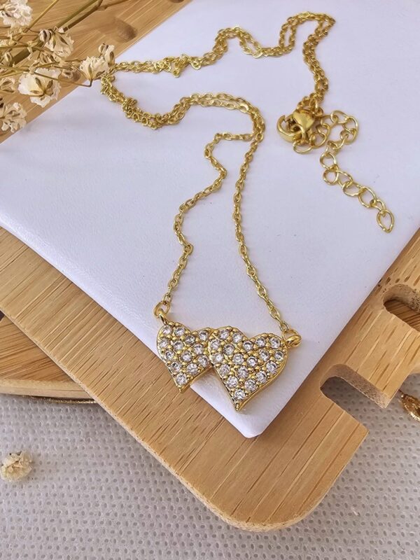 2025/06/IMG-20250610-WA0490-scaled.jpg collar doble corazon circon dorado