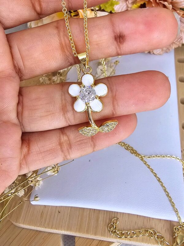 2025/06/IMG-20250610-WA0500-scaled.jpg collar flores dorado