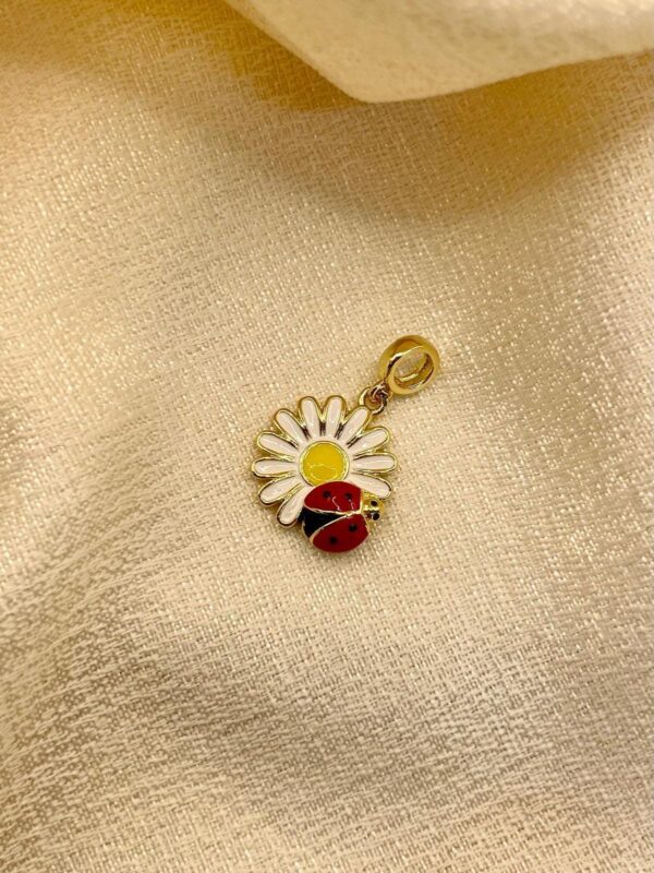 Dije Charm Flor mariquita 🌼 🐞 dorado