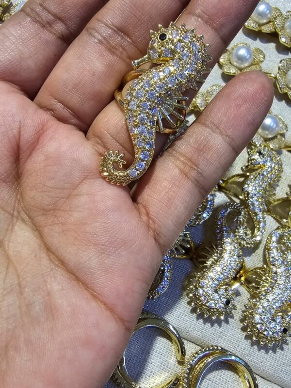 Anillo chunky caballito de mar acero dorado regulable