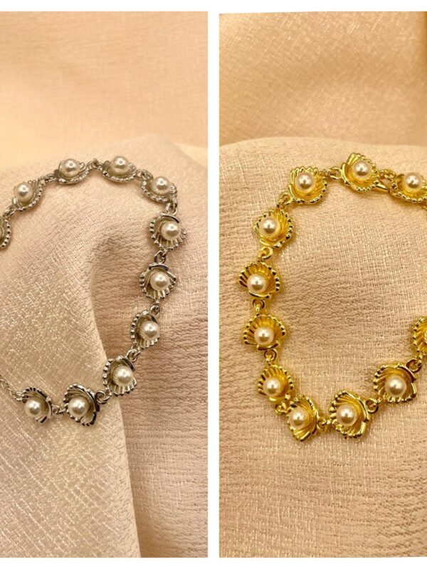 2025/08/1001540576-scaled.jpg Pulsera conchitas perlas plateado