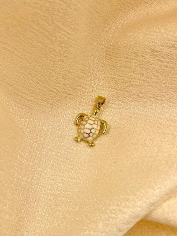 2025/08/IMG-20250819-WA0014.jpg Dije Tortuga blanca dorado