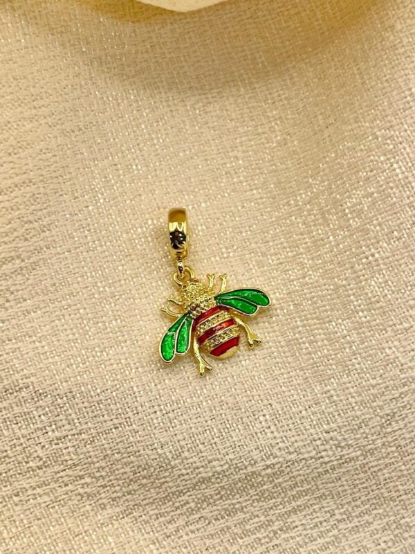 2025/08/IMG-20250819-WA0046.jpg Dije Charm Abeja 🐝 dorado