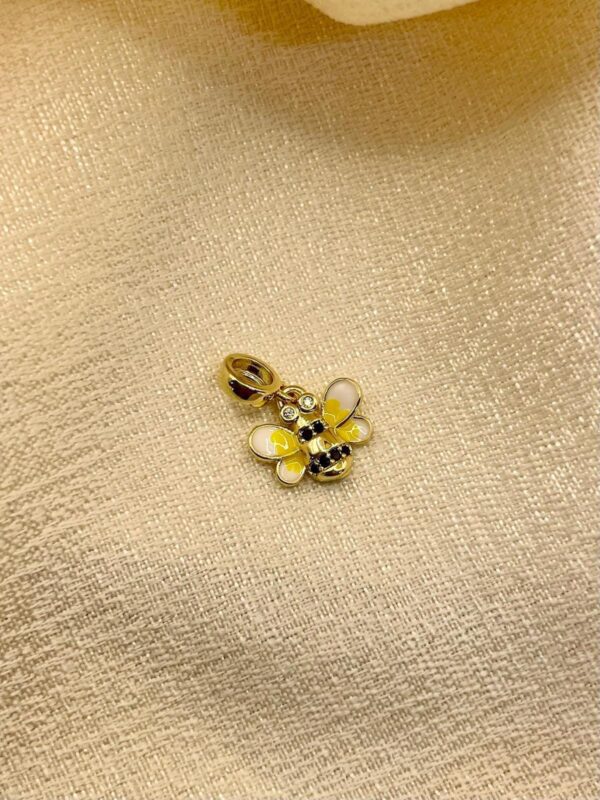 2025/08/IMG-20250819-WA0047-1.jpg Dije Charm Abeja 🐝 dorado