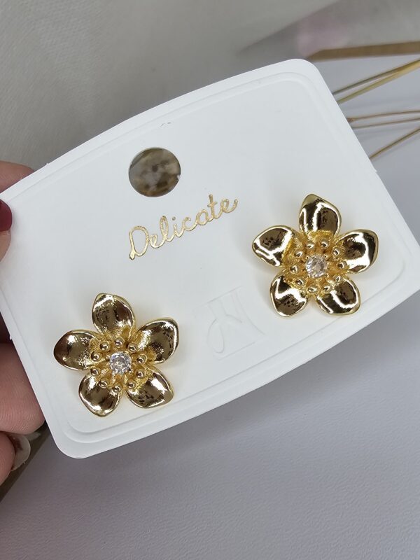 2025/09/1001596781-scaled.jpg arete flores NYH delicate acero dorado