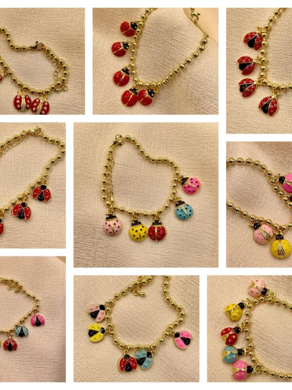 2025/09/1001612891-scaled.jpg pulsera billas con dijes mariquitas dorado