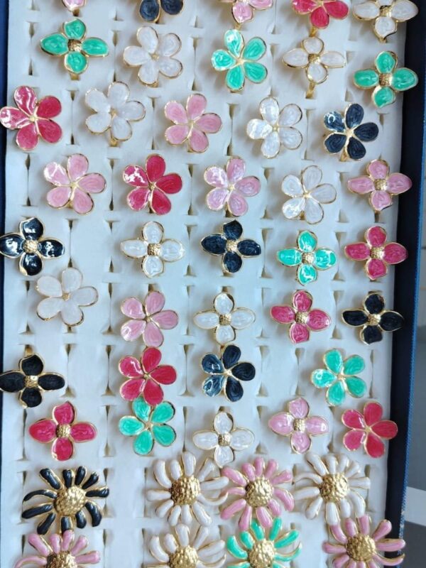 anillo esmaltado flores acero dorado regulable