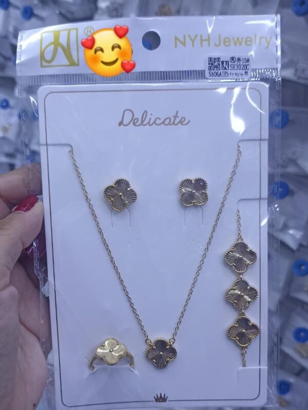 2025/09/IMG-20250904-WA0234.jpg set tipo van cleef NYH delicate (arete,collar,pulsera,anillo) acero dorado