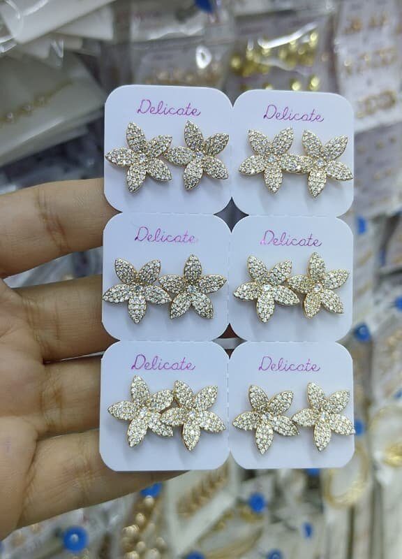 2025/09/IMG-20250904-WA0304.jpg aretes NYH delicate flores acero dorado, rose, plateado