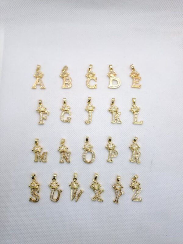 docena dijes inicial corona 👑 acero dorado surtido