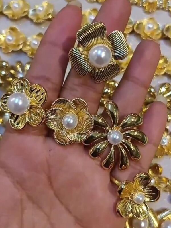 anillo flores chunky perla regulable acero dorado