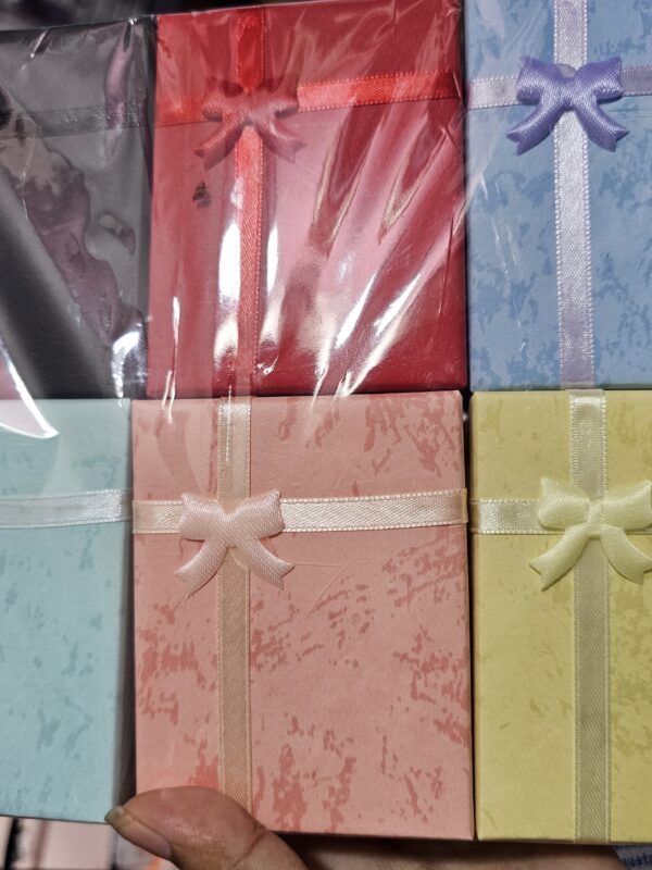 2025/10/1001745087-scaled.jpg caja rectangular para set aretes collar anillos, (7x9x2.5cm) paquete surtido contiene 12und