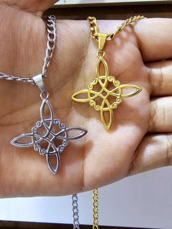 collar nudo de bruja caballero acero dorado y plateado