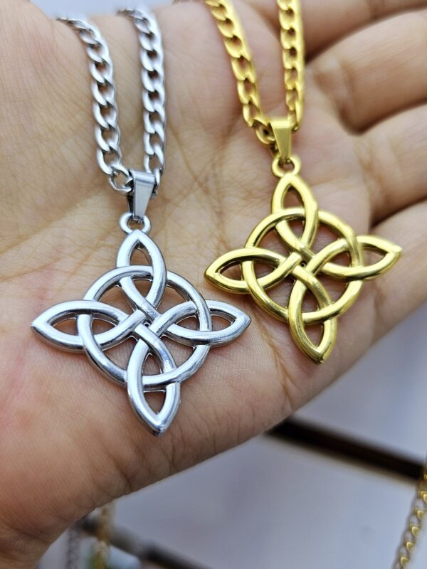 collar nudo de bruja caballero acero dorado y plateado