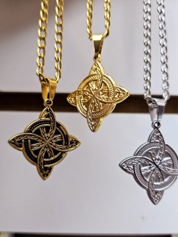 collar nudo de bruja caballero acero dorado y plateado