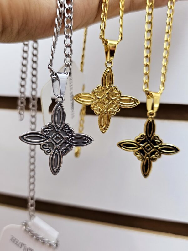 collar nudo de bruja caballero acero dorado y plateado