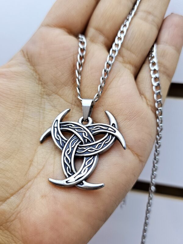 collar nudo de bruja caballero acero dorado y plateado