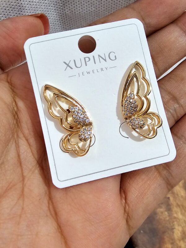 2025/10/1001798056-scaled.jpg arete mariposa rose xuping jewerly