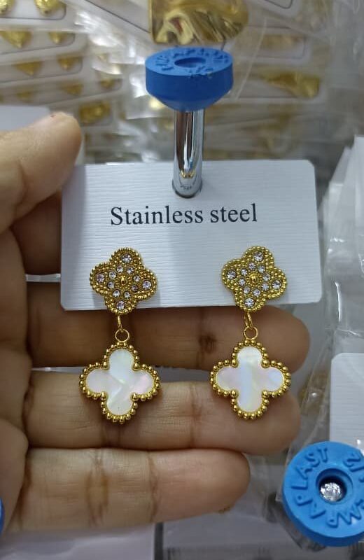 aretes tipo van cleef acero dorado